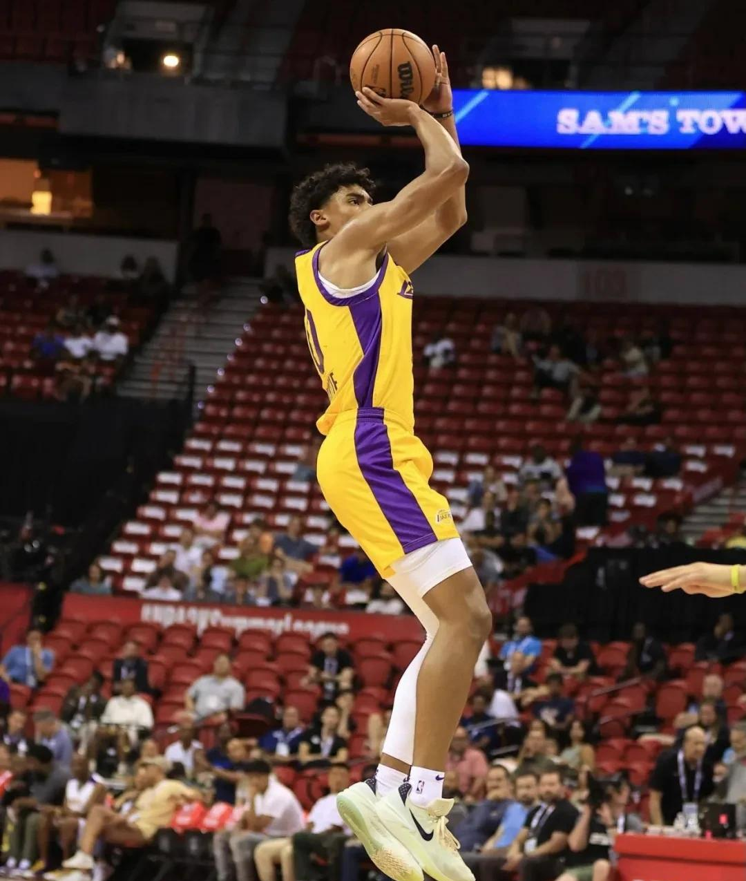 爱游戏官网下载-穆古鲁扎新星比赛规则变更表现突出，独行侠前途光明！引发球迷热议的简单介绍